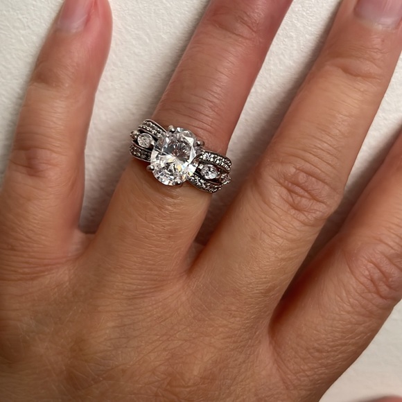 SOLD - Infinite Splendor Ring - Diamonisse; centre stone - 2.5 carats - Picture 1 of 11